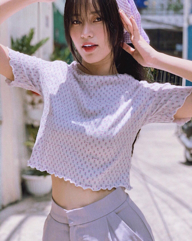 Gương mặt trái xoan, làn da trắng trẻo cùng mái tóc dài đen mượt của cô bạn khiến người khác muốn nhìn mãi không thôi.