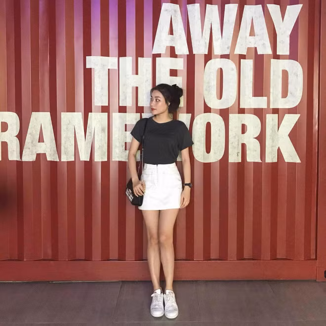 Hot girl 2K từng lọt vào vòng bán kết cuộc thi Hoa khôi Sinh viên 2020 khu vực phía Nam trước khi đến với cuộc thi nhan sắc này.