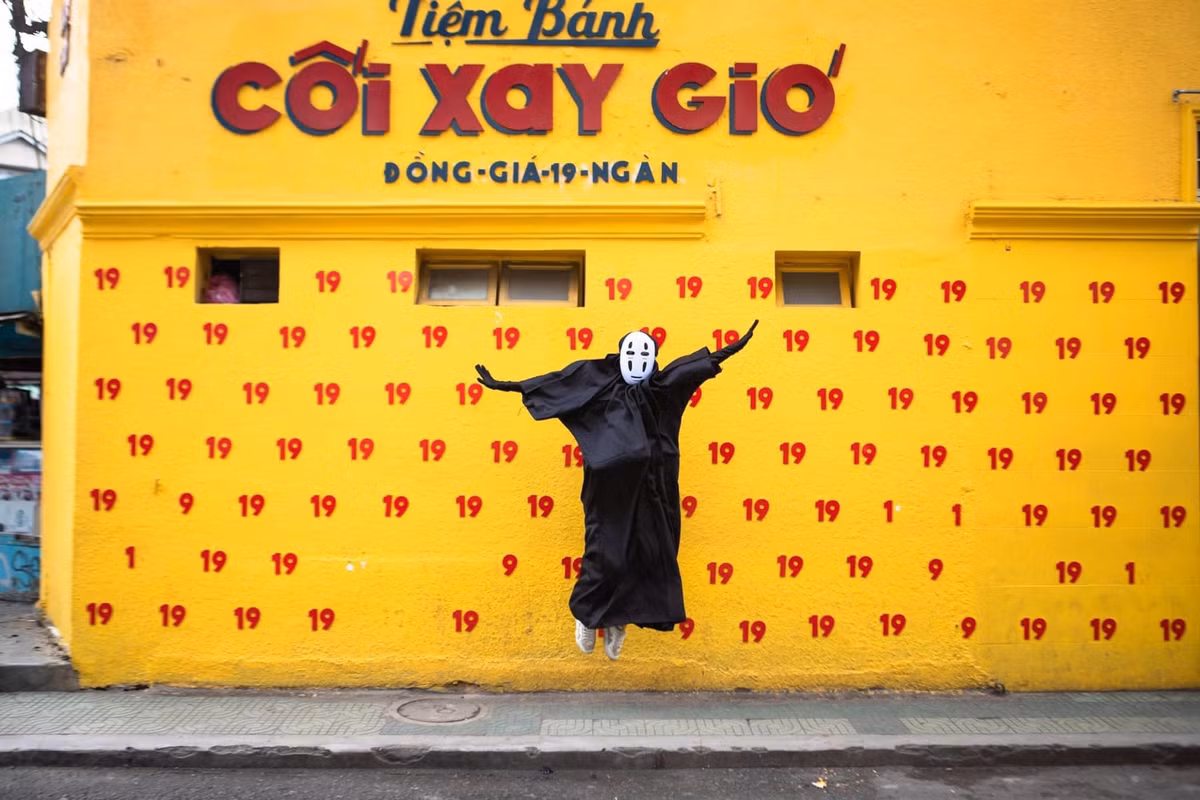 Ý tưởng mặc bộ đồ cosplay màu đen từ đầu đến chân khi đi du lịch Đà Lạt mùa dịch còn nhận được sự ủng hộ của nhiều người dùng. Một số dân mạng đã để lại nhận xét như : "Vừa ngầu vừa an toàn mùa dịch", "Sợ nắng, sợ gió, sợ đen thì cứ mặc bộ này là hết ý",...để thể hiện sự đồng tình.