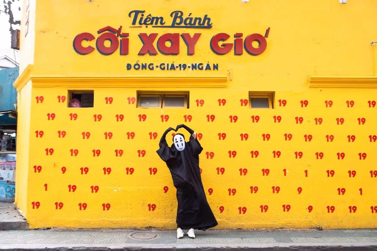 Sau vài giờ chia sẻ lên nhiều hội nhóm, bộ ảnh Vô Diện du lịch Đà Lạt nhận được 23 ngàn lượt thích cùng hơn 2 ngàn bình luận sôi nổi và con số này vẫn tiếp tục tăng.