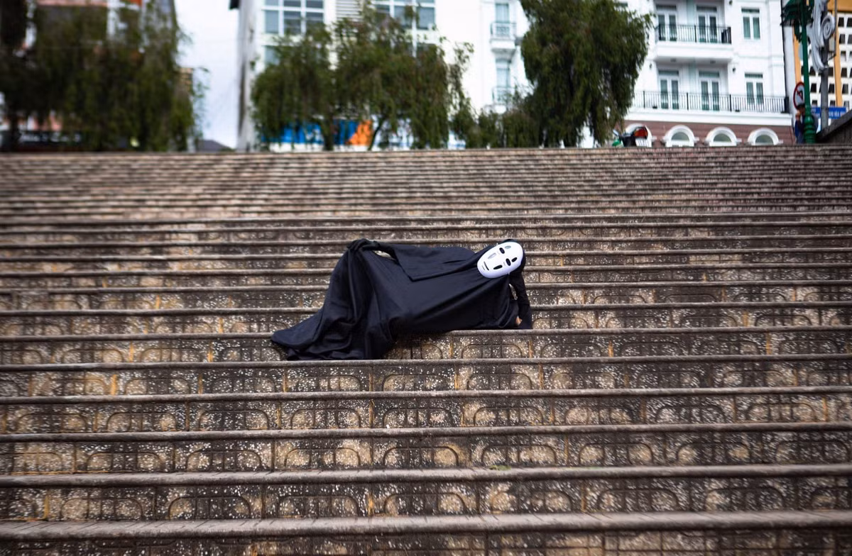 Không cần tạo dáng quá cầu kỳ, thanh niên này chỉ hóa Vô Diện và check-in nhiều địa điểm nổi tiếng Đà Lạt cũng đủ gây sức hút cực lớn trên MXH.