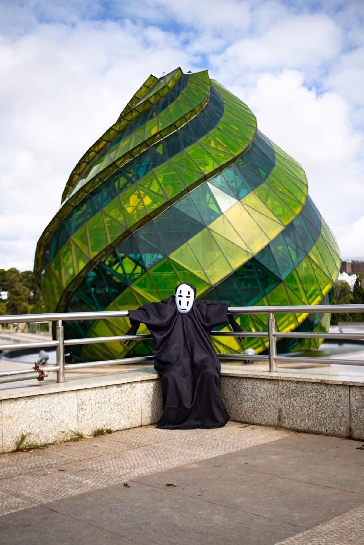 Mới đây, trên MXH xuất hiện bộ ảnh cosplay Vô Diện độc đáo cùng tựa đề "Du Lịch Đà Lạt mùa Covid" thu hút sự chú ý của cư dân mạng.