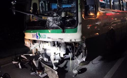 Xe buyt tong hang loat oto, xe may, 1 nguoi tu vong-Hinh-3