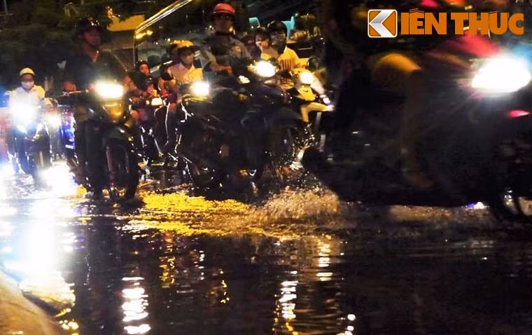 Trong 2 ngày 27 và 28/10, mực nước sông Cửu Long, hạ lưu sông Sài Gòn dâng cao theo kỳ triều cường. Tại TP HCM, hàng loạt tuyến đường ở các quận, huyện như: Bình Chánh, Bình Tân, Nhà Bè, Bình Thạnh, Thủ Đức, quận 2,7,8, 9...bị ngập nặng hơn nửa bánh xe và nước ào ạt tràn vào nhà khiến cuộc sống của người dân bị đảo lộn hoàn toàn.