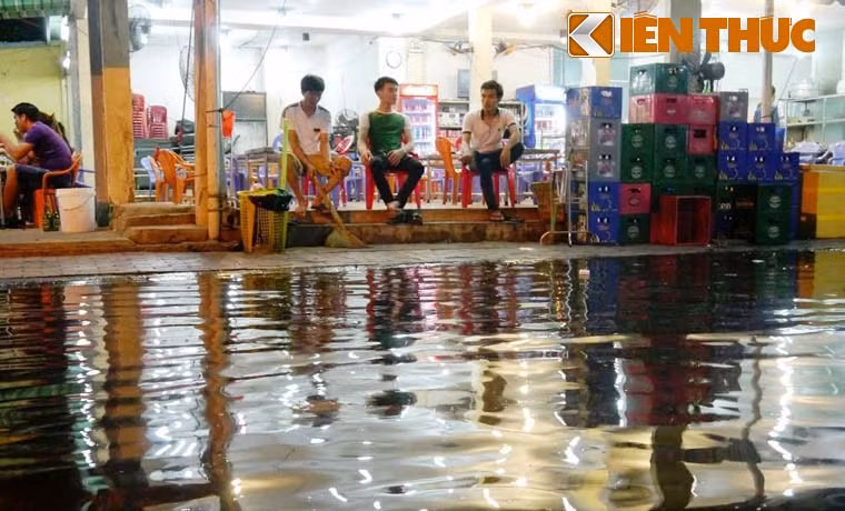 Tuy nước không đến mức tràn vào nhà như những ngày trước, nhưng đường ngập lênh láng khiến việc buôn bán của hàng loạt quán ăn ở khu bán đảo Thanh Đa, quận Bình Thạnh rơi vào cảnh ế ẩm, nhân viên ngồi chơi ngóng khách...