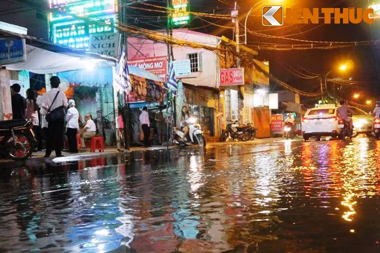 Theo dự báo, từ ngày mai 30/10, triều cường sẽ hạ dần, với dự báo mực nước tại trạm Phú An là 1,55m (lúc 5h30 sáng) và còn 1,48m (lúc 19h30); tại trạm Nhà Bè là 1,54m (lúc 4h30 sáng) và 1,48m (lúc 18h30).