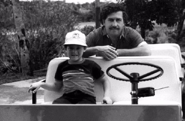 Chưa kể, ông ta không ngần ngại đốt hơn 1,5 triệu USD để sưởi ấm cho con gái Manuela bị cảm lạnh trong một cuộc trốn chạy.