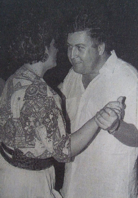 "Vua cocaine" Escobar ga lăng khiêu vũ với vợ. .