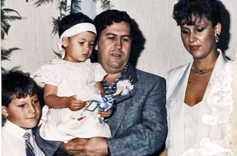 Loạt ảnh khác lạ về ông trùm ma túy Colombia Escobar cho các độc giả thấy về một người cha yêu thương con cái và là người chồng chiều vợ.