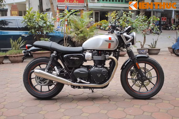 Gói đầu tiên có tên gọi Scrambler Inspiration Kit, với những món "đồ chơi" nhằm lên dáng scrambler cho chiếc xe như pô vắt Vance &amp; Hines, bỏ chắn bùn sau, yên bánh mì phẳng, bao tay màu nâu và đèn xi-nhan gọn hơn.