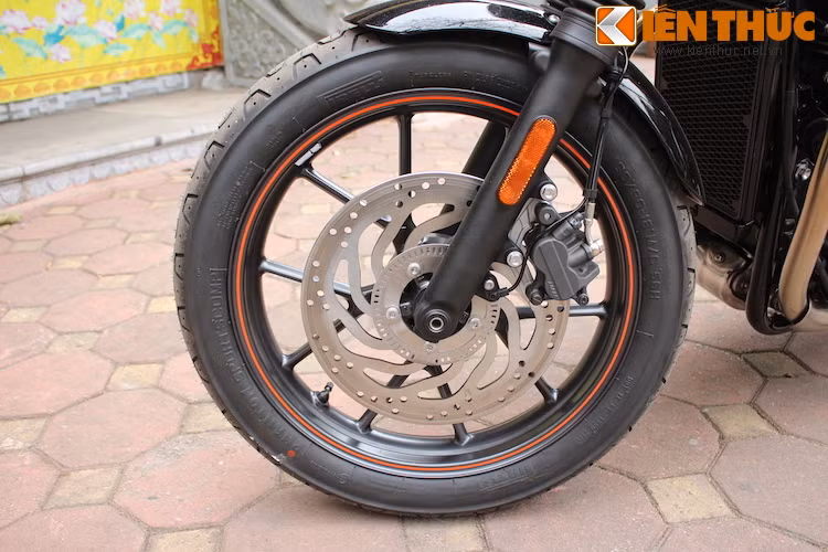 Mặc dù vậy, Street Twin đã có một số điểm mới mẻ khiến chiếc xe trông hiện đại và trẻ trung hơn, chẳng hạn như cặp mâm đúc 5 cánh kép mới. Lốp trước có kích thước 100/90/18.