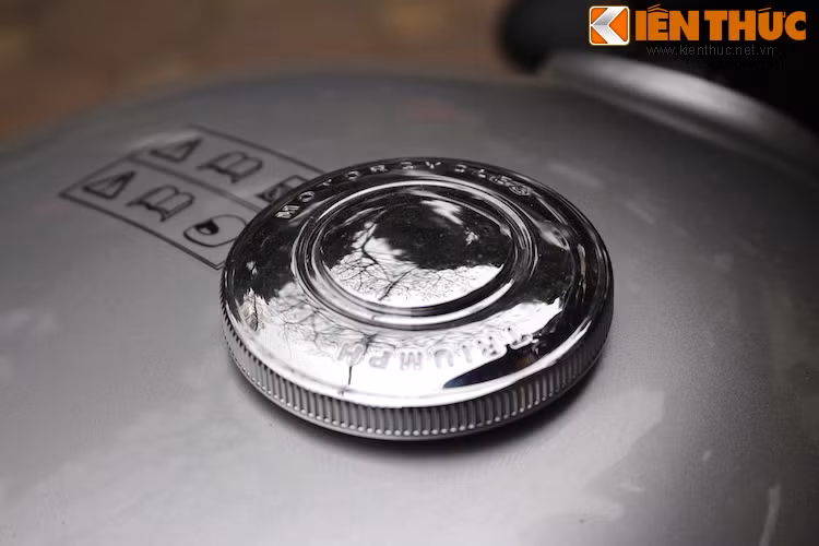 Nắp bình xăng của xe được mạ chrome bóng loáng, với dòng chữ Triumph Motorcycles được đúc ở phía trên nhằm khẳng định truyền thống lâu đời và đáng tự hào của thương hiệu này.