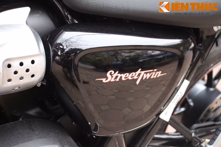 Các tấm ốp hai bên xe đơn giản, chỉ có dòng chữ Street Twin bằng tem dán.
