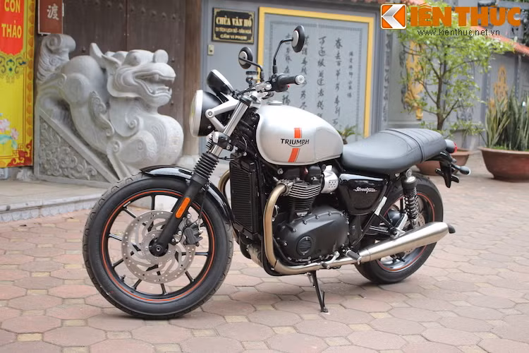 Chiếc Street Twin đầu tiên được nhập về Việt Nam này thuộc phiên bản cơ bản của dòng xe. Giống như đối thủ Ducati Scrambler, Triumph cũng đem tới hàng loạt các tùy chọn khác nhau cho Street Twin và bán sẵn chiếc xe với 3 gói trang bị theo 3 phong cách khác nhau.