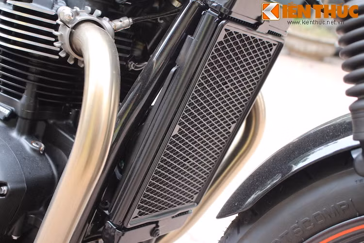 Một điểm mới khác của động cơ trên Street Twin đó là hệ thống tản nhiệt bằng chất lỏng thay vì chỉ sử dụng không khí như trước đây. Đương nhiên, chiếc xe sẽ có hệ thống phun xăng điện tử.