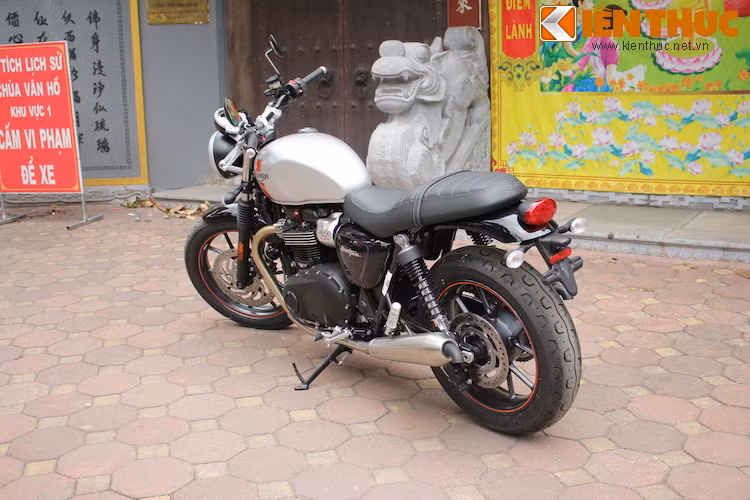 Gói thứ 2 có tên gọi Brat Tracker Inspiration Kit với những phụ kiện tương tự gói scrambler, ngoại trừ điểm khác biệt là pô vắt được thay bàng pô Vance &amp; Hines slip-on.