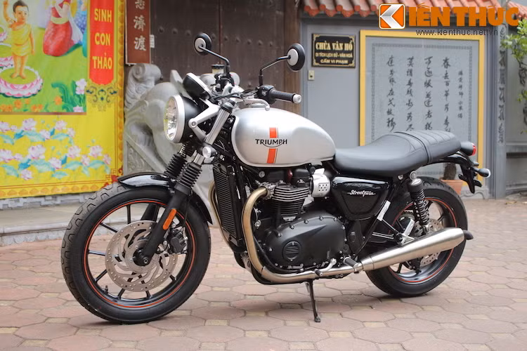 Trước thành công vượt bậc của đối thủ Ducati Scrambler, Triumph đã không chịu "ngồi yên", và Triumph Street Twin chính là "đòn đáp trả" của hãng đối với Scrambler Icon. Đây là mẫu xe môtô có mức giá rẻ nhất của hãng hiện tại.