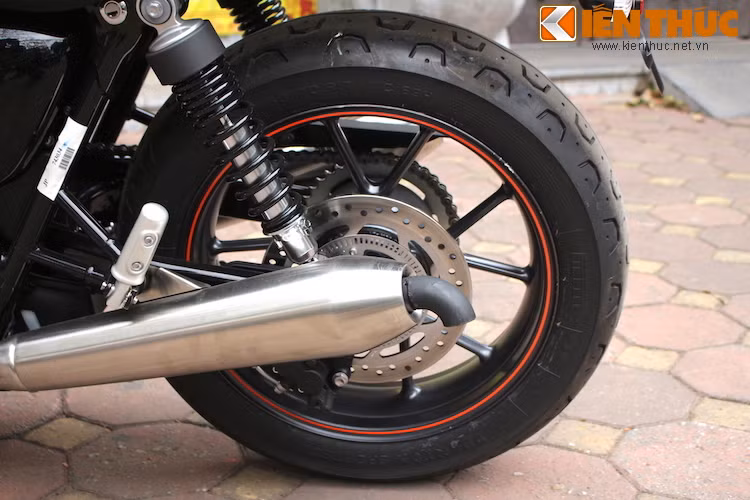 Bánh sau xe có mâm đường kính nhỏ hơn, chỉ 17 inch và dùng lốp bản to 150/70. Với động cơ 2 xi-lanh, Street Twin có pô kép đặt song song 2 bên thân xe. Giống một số mẫu xe phân khối lớn nhập về Việt Nam, Street Twin cũng có những đoạn ống giảm thanh rất mất thẩm mỹ được hàn ở cuối đuôi ống xả để có thể đáp ứng tiêu chuẩn tiếng ồn.