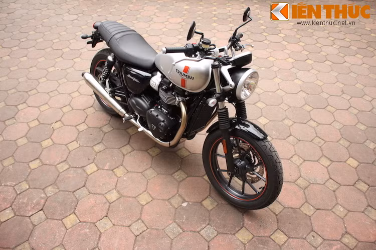 Tại Mỹ, một chiếc Street Twin có giá khởi điểm chỉ từ 8700 USD. Bên cạnh việc bán xe, Triumph cũng đã thiết kế hàng trăm món phụ kiện để khách hàng có thể tự do "cá nhân hóa" Street Twin theo ý thích.