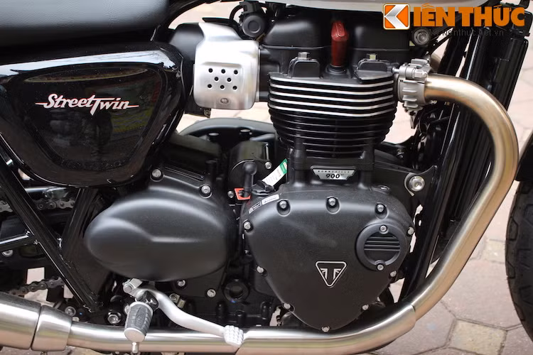 Vẫn có dạng 2 xi-lanh thẳng hàng 8 van nhưng so với chiếc Bonneville hiện nay, động cơ của Street Twin được nâng dung tích lên từ 865 lên thành 899 cc.