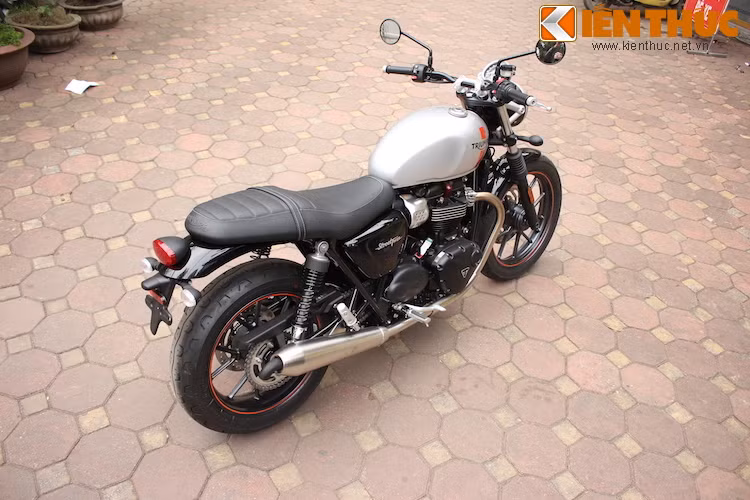 Cuối cùng, gói Urban Inspiration Kit thay tay lái cho xe, đồng thời trang bị một số phụ kiện chuyên "phượt" như kính chắn gió mini và túi chứa đồ ở phía sau.