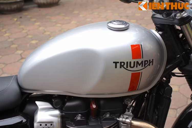 Bình xăng trên Street Twin có tem đơn giản với logo Triumph phong cách cổ điển, cắt ngang một đường kẻ kép như trên thân những chiếc xe đua trước đây.
