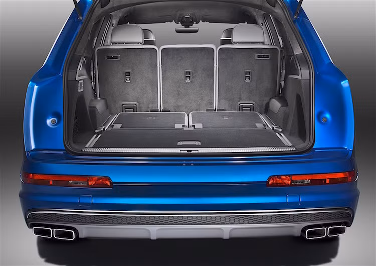 Vốn chỉ có 5 ghế ngồi, nhưng khách hàng cũng có thể đặt hàng SQ7 với hàng ghế thứ 3 giống như những chiếc Q7 khác, khiến chiếc xe có thể chở 7 người. Tất cả các ghế đều được bọc da cao cấp và có bề mặt chần chỉ vân đặc biệt.