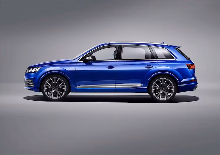 So với các phiên bản Audi Q7 bình thường, SQ7 có một số điểm khác biệt ở ngoại hình như bodykit S-Line, lưới tản nhiệt mới và chụp ống xả kép hình thoi ở phía sau.