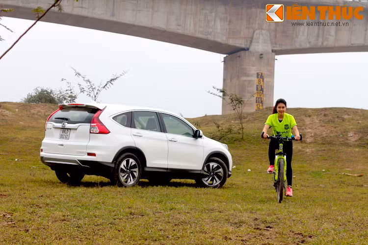 Kể từ khi ra mắt, Honda CR-V mới thế hệ thứ 4 đã được đánh giá cao trên toàn Thế giới với nhiều giải thưởng từ các tổ chức đánh giá và tạp chí về xe khác nhau. Tại thị trường Việt Nam, CR-V cũng là dòng xe bán chạy nhất trong năm vừa qua của Honda với tổng cộng 4533 xe.