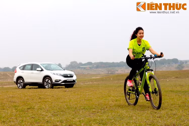 Về tổng thể, Honda CR-V sở hữu nét thể thao, hiện đại và cao cấp ở cả nội thất và ngoại thất. Cụm đèn trước với điểm nhấn là dải đèn LED chạy ban ngày thiết kế sắc sảo nối liền với mặt ca lăng tạo nên diện mạo đầy cuốn hút trong khi thiết kế đuôi xe đậm chắc được điểm xuyết bởi thanh crôm dạng cánh chim độc đáo của Honda.