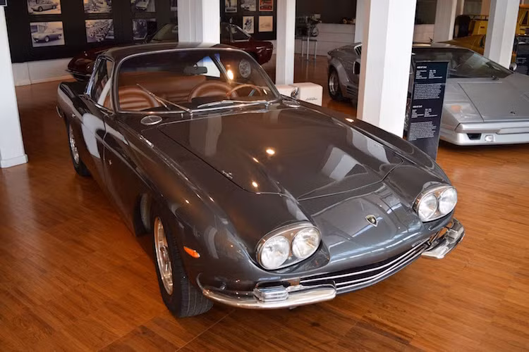 Ngay khi bước chân vào bảo tàng, khách thăm quan đã được thấy ngay chiếc siêu xe du lịch hạng sang 350GT - mẫu xe đầu tiên được Lamborghini sản xuất hàng loạt.