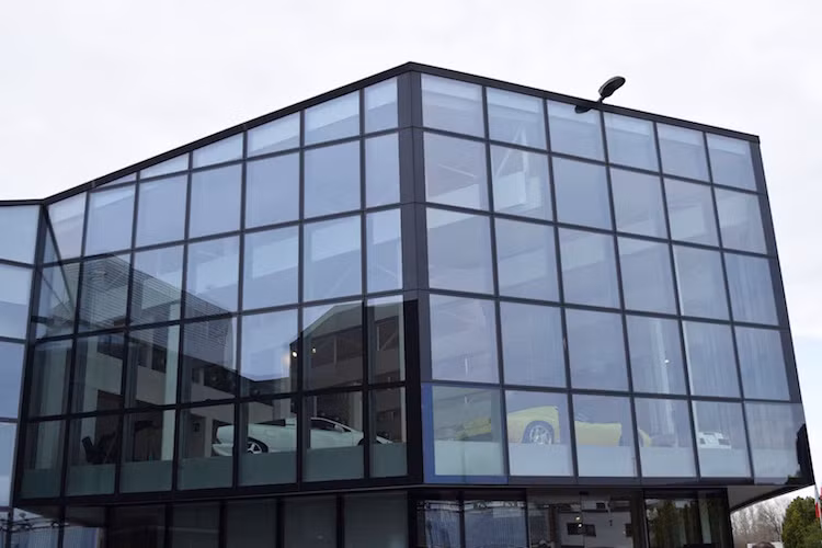 Không giống như đối thủ Ferrari với bảo tàng nằm độc lập ở Modena. bảo tàng của Lamborghini nằm ở ngay trong "đại bản doanh" của hãng ở Sant'Agata Bolognese, Ý - chỉ cách vài trăm mét từ nhà máy.