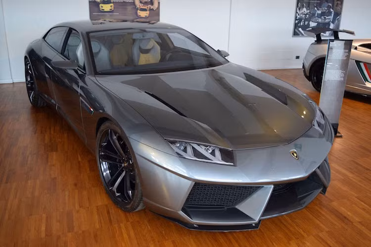 Một ví dụ khác đó là dòng sedan Lamborghini Estoque vào năm 2008. Nếu như cuộc khủng hoảng kinh tế không diễn ra sau đó, có thể chúng ta đã thấy những chiếc Estoque chạy ngoài đường. Ngày nay, chỉ có ghé thăm bảo tàng Lamborghini, người yêu xe mới có thể ngắm nhìn những mẫu xe cực "độc" này.