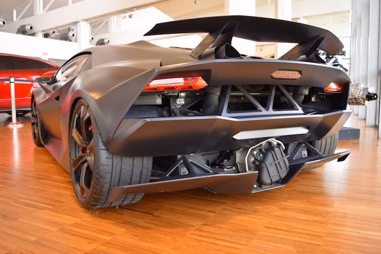 Siêu xe Sesto Elemento năm 2012 dựa trên Lamborghini Gallardo với thân bằng sợi carbon siêu nhẹ, giúp xe chỉ có trọng lượng 999 kg. Trong tiếng Ý, "Sesto Elemento" là Nguyên tố thứ 6, ám chỉ Carbon trong bảng tuần hoàn hóa học.