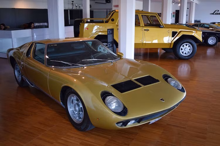 Tuy nhiên, mẫu xe mang tính "bước ngoặt" đối với Lamborghini, chính thức đưa hãng trở thành một nhà sản xuất siêu xe là chiếc Miura năm 1966. Tới tận bây giờ, mẫu xe này vẫn được coi là "ông tổ" của siêu xe hiện đại do có kết cấu động cơ đặt giữa, dẫn động cầu sau.