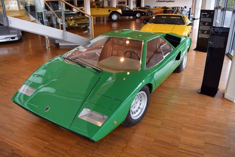 Sau Miura, mẫu siêu xe mang tính "cách mạng" tiếp theo của Lamborghini là Countach, được sản xuất kể từ năm 1974. Điểm ấn tượng nhất của mẫu xe này là cặp cửa mở lật lên - nay đã trở thành đặc điểm nhận diện của những siêu xe Lamborghini.