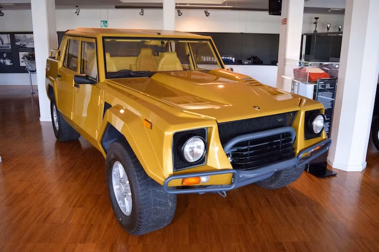 LM002 là một mẫu xe đáng nhớ khác của Lamborghini, và cũng là mẫu xe SUV đầu tiên của nhà sản xuất này. Với thiết kế xấu xí so với những siêu xe truyền thống của hãng, LM002 là một thất bại khi có doanh số bán kém và hầu như chỉ hấp dẫn được các "đại gia" Ả Rập.