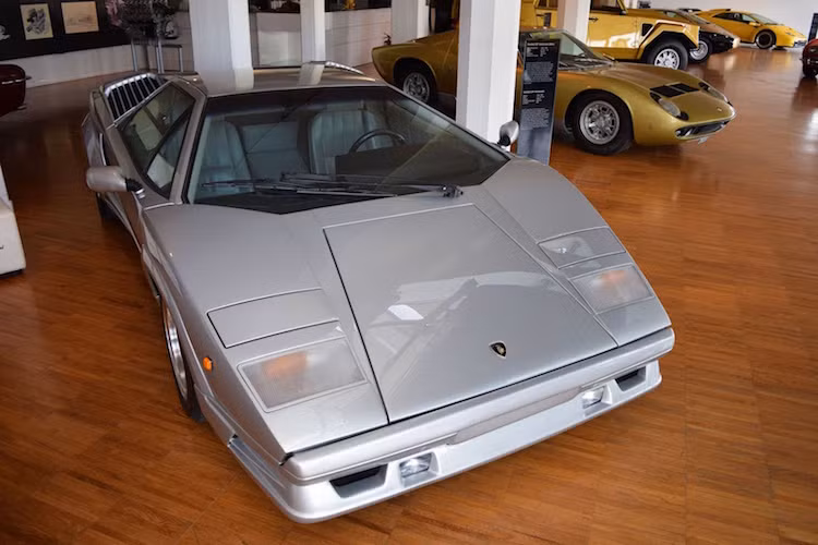 Ngoài ra, thiết kế hình nêm của chiếc xe do hãng Bertone tạo ra cũng cực kỳ hiện đại so với bất kỳ mẫu xe nào thời đó, đến nỗi khi dừng sản xuất vào năm 1990, trông nó vẫn không hề "lỗi mốt".