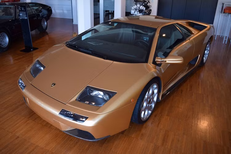 Năm 1987, Lamborghini được bán cho Chrysler và tới năm 1990, mẫu siêu xe Diablo nổi tiếng đã được ra mắt. Đây cũng là siêu xe đi tiên phong của Lamborghini trong việc sử dụng hệ thống dẫn động 4 bánh - đặc điểm nay đã gắn liền với hãng.