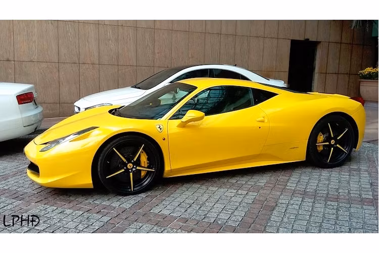 Động cơ này được kết hợp với hệ thống dẫn động cầu sau và hộp số GETRAG 7 cấp ly hợp kép. Một thông tin thú vị đó là loại hộp số này cũng đã được Mercedes sử dụng cho chiếc SLS AMG, nhưng có tỉ số truyền khác biệt.