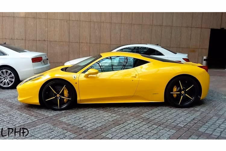 Ra mắt lần đầu vào năm 2009, Ferrari 458 Italia là sự tiếp nối của series siêu xe với động cơ đặt giữa, có khởi điểm từ chiếc 308 GTB năm 1975 và thay thế cho dòng F430 trước đó.