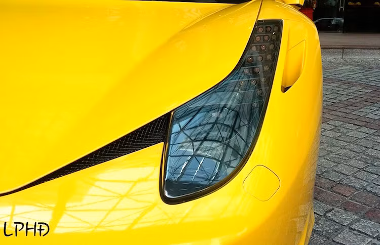 458 Italia cũng là mẫu xe đầu tiên được thiết kế theo ngôn ngữ mới của Ferrari, với những đặc tính khí động học nổi bật chẳng hạn như lưới tản nhiệt phía trước có các "vây" có khả năng "biến hình" để giảm sức cản không khí.