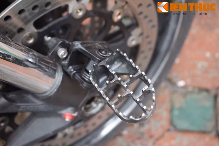 Một số chiếc xe còn được lắp thêm gác chân ở trên phuộc trước, giúp cho các stunter có thể đứng trên đầu xe khi biểu diễn.