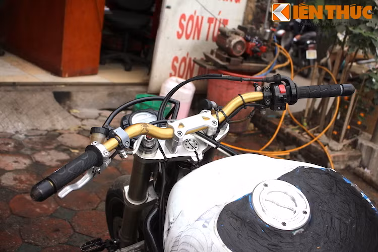 Thay vì tay lái clip-on nguyên bản, những chiếc xe stunt có ghi-đông cao hơn để stunter có thể dễ điều khiển hơn.