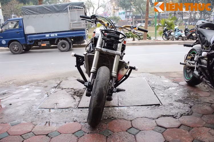 Để có thể thực hiện được những màn stunt đòi hỏi kỹ thuật cao, những chiếc xe này đã được độ lại với những chi tiết chuyên dụng. Để các stunter dễ thao tác, giảm trọng lượng và giảm tối đa chi phí sửa chữa, gần như toàn bộ dàn vỏ của chúng cũng đã được tháo bỏ.