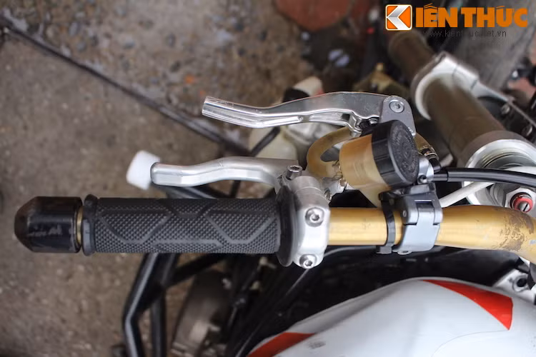 Một chiếc xe stunt chuyên nghiệp thường có thêm heo phanh phía sau để tăng lực phanh, chính vì vậy trên ghi-đông của xe còn xuất hiện thêm một tay phanh để điều khiển. Cả tay côn và tay phanh phụ đều được cắt ngắn, tránh bị gãy khi xe đổ.