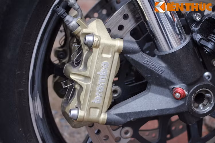 Hệ thống phanh trước trên những chiếc xe stunt sẽ được nâng cấp với heo có lực phanh cao hơn để dễ dàng thực hiện những cú stoppie (bốc đuôi). Heo phanh thường được lựa chọn nhất là Brembo 4 pis.