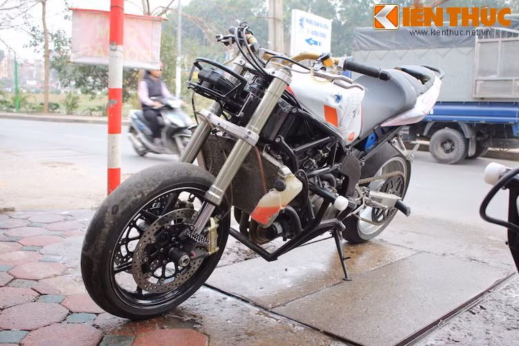 Sự lựa chọn của cả 4 stunter nổi tiếng này đều là những chiếc sportbike 600 cc từ Nhật phổ biến như Kawasaki Ninja ZX-6R, Yamaha R6... do có động cơ mạnh mẽ, độ bền cao, dễ sửa chữa và phụ tùng dễ kiếm hơn.