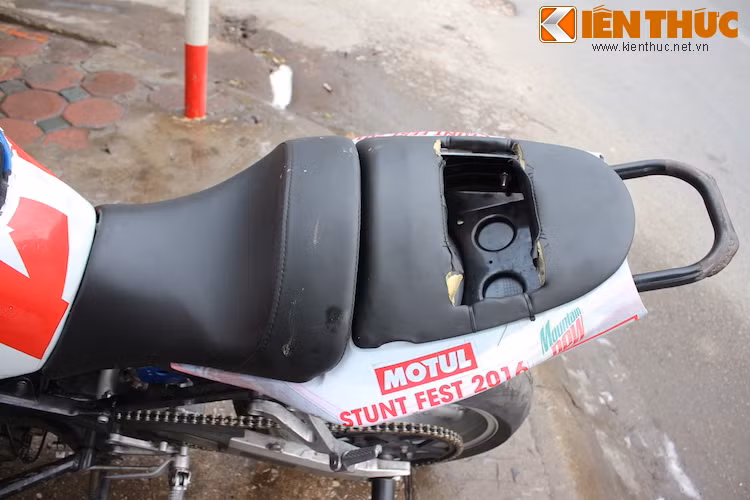 Phần yên vốn dành cho người ngồi sau trên mỗi chiếc xe cũng được khoét lỗ để stunter đứng khi thực hiện những cú wheelie gần như thẳng đứng, trong khi khung thép phía sau khiến chiếc xe không bị lộn ngược.