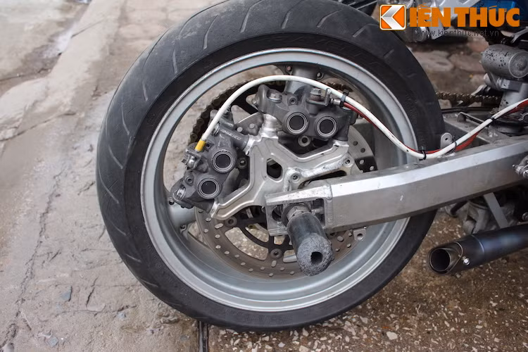Do không thể lắp phanh đĩa kép ở bánh sau nên phanh đĩa cỡ lớn cùng 2 heo hiệu năng cao đã được trang bị cho mỗi chiếc xe.